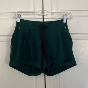 Lululemon spring breakaway short size 4 green euc
